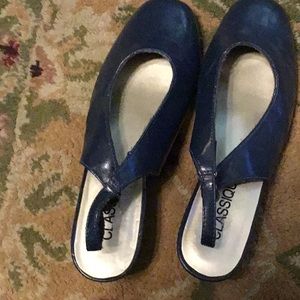 Classique navy blue size 7 1/2 clean shoes
